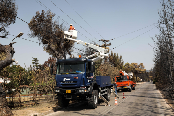 ΔΕΔΔΗΕ: Χωρίς ρεύμα 14 οικισμοί στη Γορτυνία λόγω των πυρκαγιών