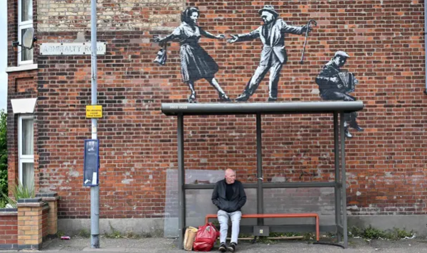 Ο Banksy επιβεβαιώνει ότι βρίσκεται πίσω από βρετανικά παραθαλάσσια έργα τέχνης «spraycation»