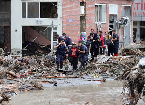 Σαρωτικές πλημμύρες στην Τουρκία: Τουλάχιστον 40 νεκροί- Συνεχίζονται οι έρευνες για αγνοουμένους