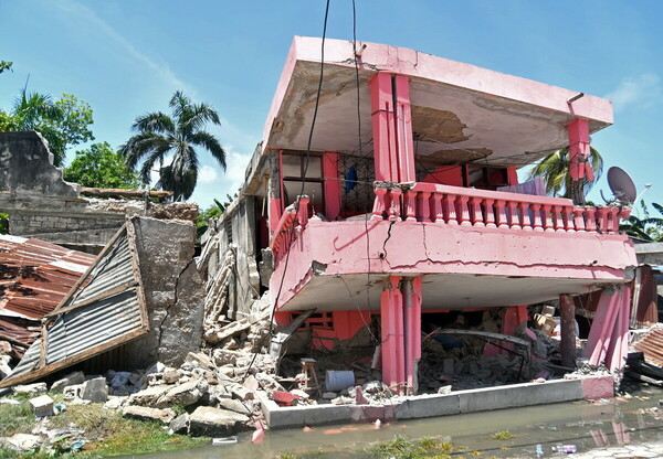 Φονικός σεισμός στην Αϊτή: Στους 724 οι νεκροί - Πάνω από 2.800 οι τραυματίες 