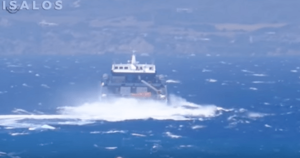 Καρέ-καρέ η «μάχη» του Sifnos Jet στο Αιγαίο με τα κύματα (Bίντεο)