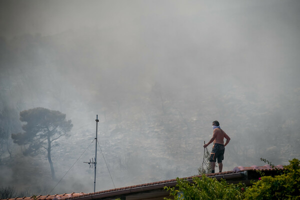 Κερατέα: Εξαπλώνεται ταχύτατα η πυρκαγιά - Εκκενώθηκαν οικισμοί, ανησυχία για τον Εθνικό Δρυμό Σουνίου (ΕΙΚΟΝΕΣ)
