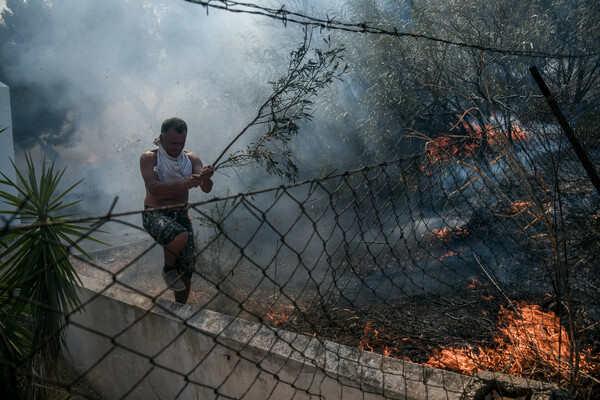 Φωτιές: Μάχη με τις φλόγες σε αυλές στην Κερατέα - Καίγεται συμπαγές δάσος στα Βίλλια