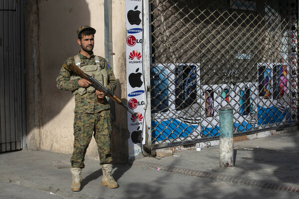 Ηγετικό στέλεχος των Ταλιμπάν: Να φύγουν οι ξένες δυνάμεις - Πανικός στην Καμπούλ (Εικόνες)