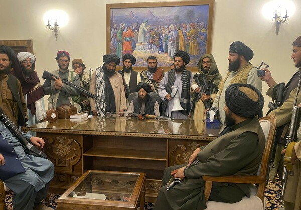 Ηγετικό στέλεχος των Ταλιμπάν: Να φύγουν οι ξένες δυνάμεις από το Αφγανιστάν - Πανικός στην Καμπούλ (Εικόνες)