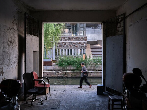 Μια βιβλιοθήκη στο "Δρόμο του νερού" καθρεφτίζει τη ζωή μιας κινεζικής πόλης