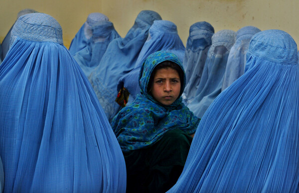 «Στον μεσαίωνα των Ταλιμπάν και πάλι οι Αφγανές»: Γυναίκες μιλούν στην DW