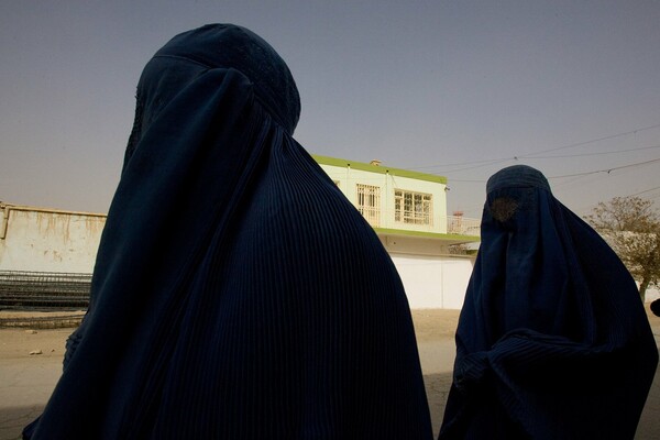 Στη χώρα που οι γυναίκες απαγορεύεται και να γελούν: Η Αννέτα Παπαθανασίου μιλά για το ντοκιμαντέρ που γύρισε στο Αφγανιστάν