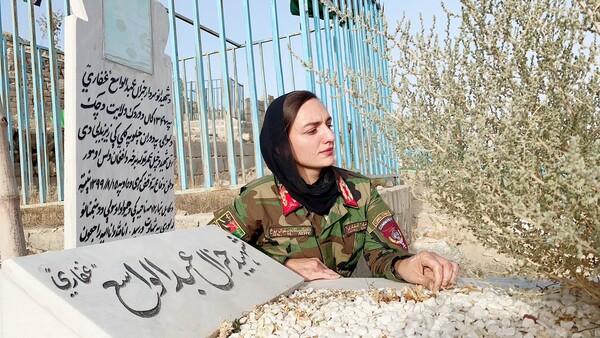 Πρώτη γυναίκα δήμαρχος του Αφγανιστάν: «Περιμένω τους Ταλιμπάν να έρθουν για ανθρώπους σαν εμένα και να με σκοτώσουν»