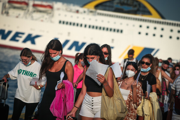«Επιστρέφοντας από τις διακοπές προσέχουμε περισσότερο», το νέο βίντεο για τον κορωνοϊό