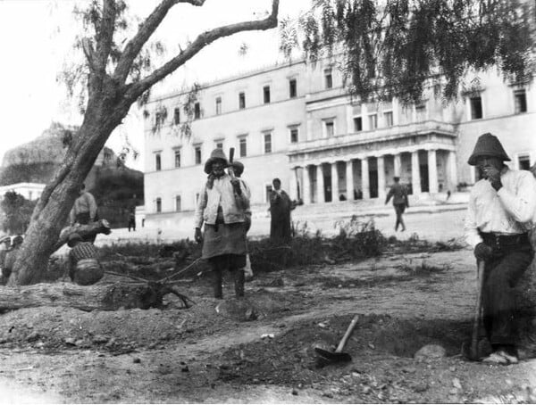 Μια βόλτα μέσα στην άδεια Βουλή των Ελλήνων