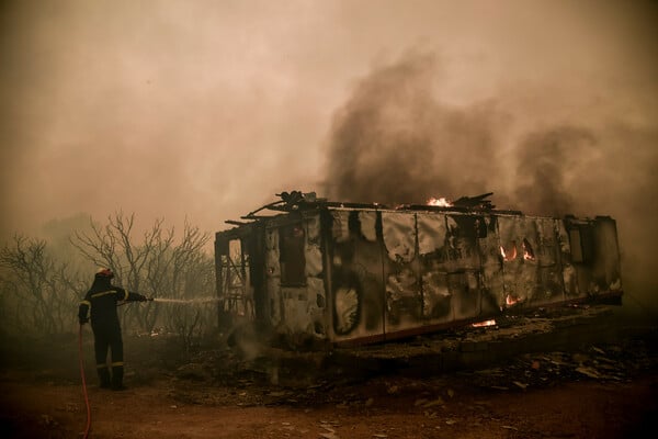 Εκτός ελέγχου η πυρκαγιά στα Βίλια - Συγκλονιστικές εικόνες από το μέτωπο της φωτιάς