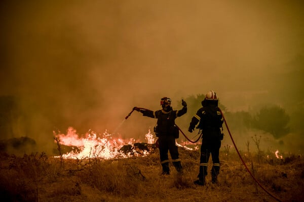 Εκτός ελέγχου η πυρκαγιά στα Βίλια - Συγκλονιστικές εικόνες από το μέτωπο της φωτιάς