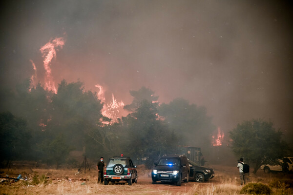 Εκτός ελέγχου η πυρκαγιά στα Βίλια - Συγκλονιστικές εικόνες από το μέτωπο της φωτιάς