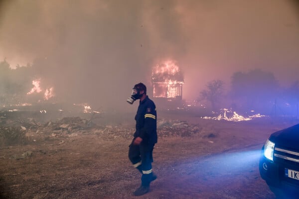 Εκτός ελέγχου η πυρκαγιά στα Βίλια - Συγκλονιστικές εικόνες από το μέτωπο της φωτιάς