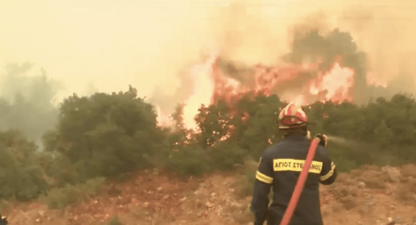 Ανεξέλεγκτη η τεράστια φωτιά στα Βίλια: Στις φλόγες σπίτια εκτός οικισμού- Οργή από τον πρόεδρο της κοινότητας