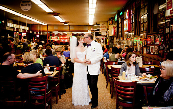 Με $2500 μπορείτε να παντρευτείτε μέσα στο Katz's Deli