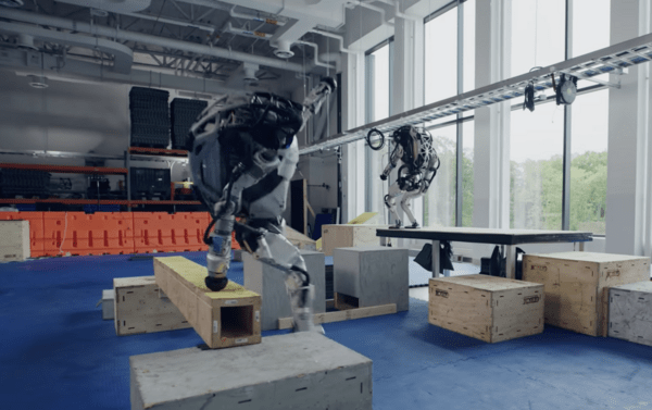 Τα ανθρωποειδή ρομπότ της Boston Dynamics κάνουν παρκούρ «καλύτερα από τους περισσότερους ανθρώπους»