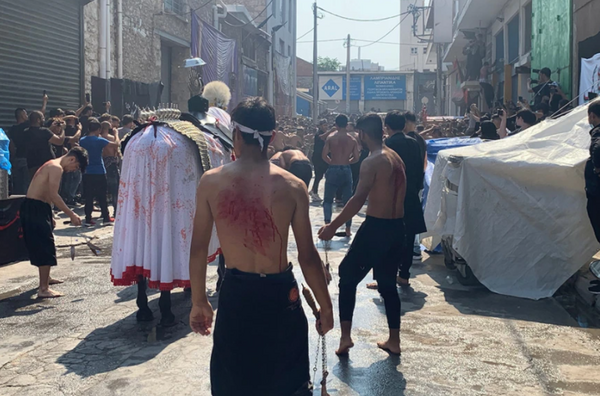Το έθιμο της Ασούρα αναβίωσε στον Πειραιά - Εικόνες από το ετήσιο αυτομαστίγωμα των σιιτών Μουσουλμάνων