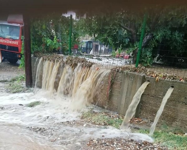 Καταιγίδα στην Κασσάνδρα Χαλκιδικής - Πλημμύρισαν δρόμοι, καταστράφηκαν ομπρέλες σε παραλία 