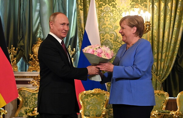 Στο Κρεμλίνο η Άνγκελα Μέρκελ- Συνάντηση με τον Πούτιν