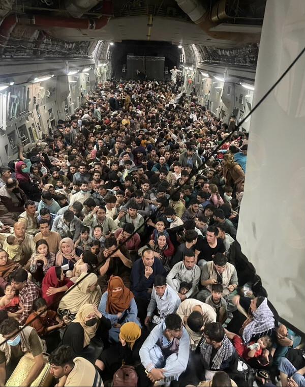 Πεντάγωνο: 823 Αφγανούς μετέφερε τελικά από την Καμπούλ το στρατιωτικό αεροσκάφος των ΗΠΑ- Αριθμός ρεκόρ