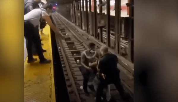 Βίντεο: Λιποθύμησε και έπεσε στις γραμμές του μετρό, τον έσωσαν την ώρα που έφτανε ο συρμός