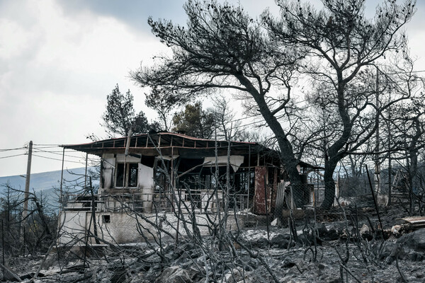 Οριοθετήθηκε η φωτιά στα Βίλια- Παραμένουν ισχυρές δυνάμεις στην περιοχή