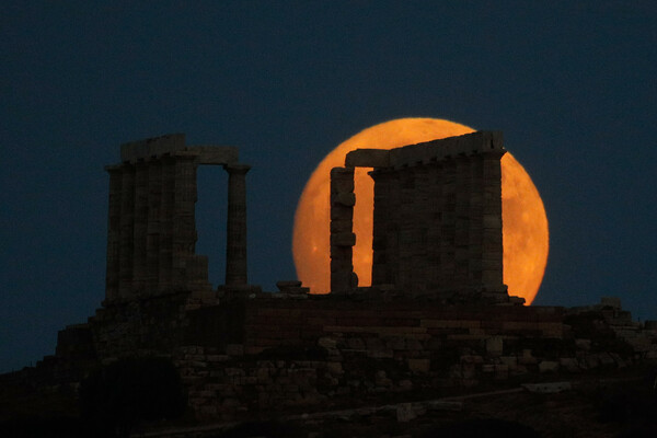 Νυχτερινή ανατολή: Η Σελήνη υψώνεται αργά πίσω από τον Ναό του Ποσειδώνα στο Σούνιο