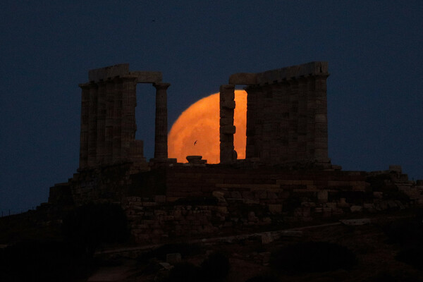 Νυχτερινή ανατολή: Η Σελήνη υψώνεται αργά πίσω από τον Ναό του Ποσειδώνα στο Σούνιο