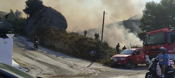 Ανεξέλεγκτη φωτιά στη Ζάκυνθο κοντά σε σπίτια – Ισχυροί άνεμοι (Βίντεο)