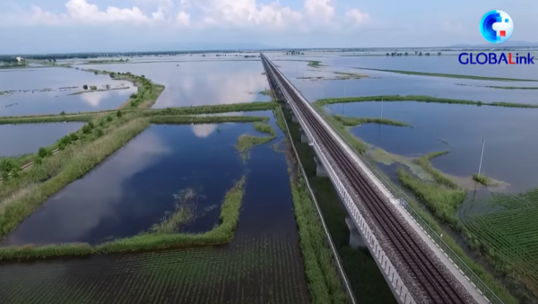 Έτοιμη η πρώτη σιδηροδρομική γέφυρα πάνω από ποταμό που συνδέει Ρωσία και Κίνα- Έπειτα από 7 χρόνια (Βίντεο)