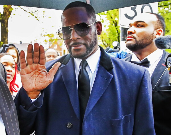 Συνεργάτης του R. Kelly κατέθεσε ότι δωροδόκησε υπαλλήλους για να παντρευτεί ο τραγουδιστής την ανήλικη τότε Aaliyah