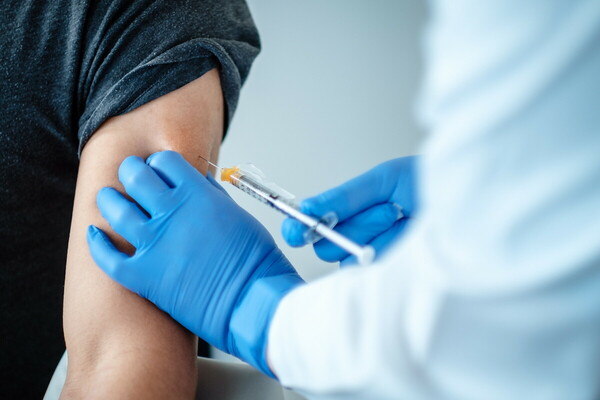 Μόσιαλος: Το εμβόλιο της Pfizer προστατεύει ισχυρά απέναντι και στη μετάλλαξη Δέλτα