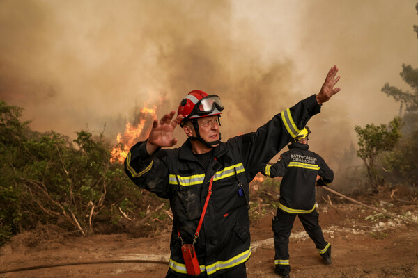Στις φλόγες η Κάρυστος: Νέα μεγάλη αναζωπύρωση - Απειλούνται σπίτια