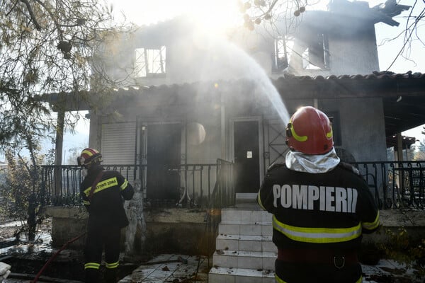Βίλια: Σε εξέλιξη η φωτιά στα Βίλια - Καμένα σπίτια, στάχτη το δάσος