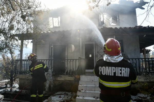 Βίλια: Σε εξέλιξη η φωτιά στα Βίλια - Καμένα σπίτια, στάχτη το δάσος 