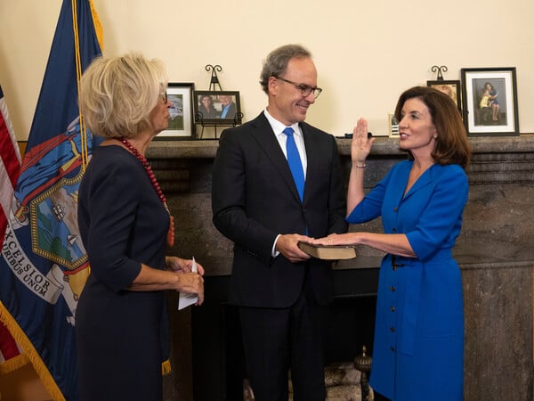 Kathy Hochul: Ορκίστηκε η πρώτη γυναίκα κυβερνήτης της Νέας Υόρκης 