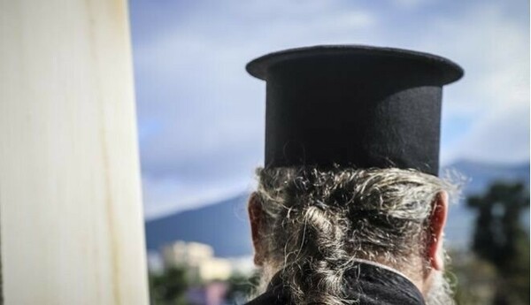 Xαλκίδα: Πρόστιμο 1.500 ευρώ σε ιερέα - Χωρίς μάσκα πιστοί μέσα σε ναό