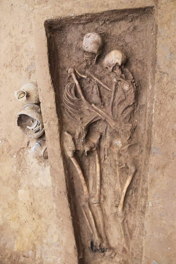 Βρέθηκαν αγκαλιασμένοι και στο θάνατο Κινέζοι εραστές ηλικίας 1.500 ετών