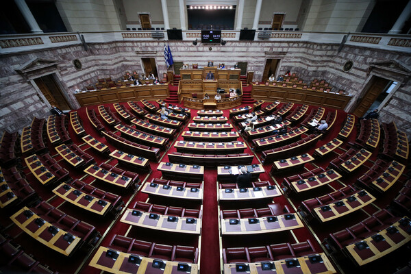 Βουλή live: Ζωντανά η συζήτηση των πολιτικών αρχηγών για τη διαχείριση των πυρκαγιών και τα μέτρα