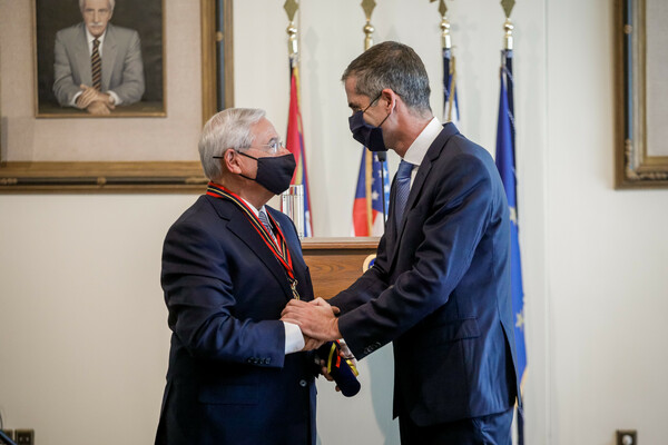 Μητσοτάκης- Μενέντεζ: Ελληνοαμερικανικές σχέσεις, κλιματική αλλαγή και εξελίξεις στο Αφγανιστάν στο επίκεντρο της συνάντησης