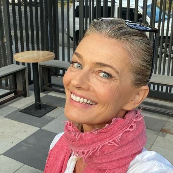 Η Paulina Porizkova ποζάρει γυμνή στα 56 και μοιράζεται την αρετουσάριστη φωτογραφία: «Κανένα φίλτρο»