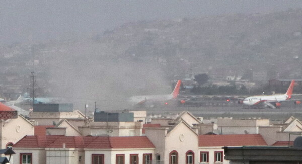 Δύο εκρήξεις έξω από το αεροδρόμιο της Καμπούλ: «Tο Ισλαμικό Κράτος υπεύθυνο για την επίθεση αυτοκτονίας»
