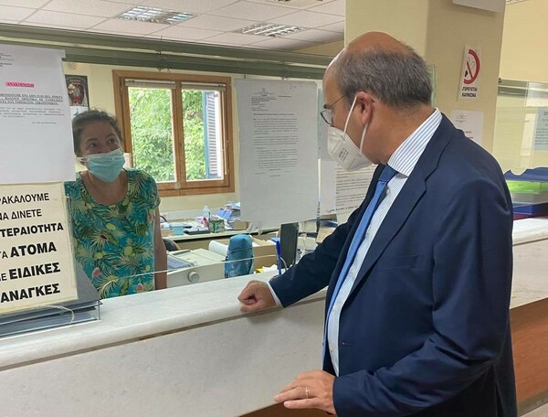 «Είμαι ο υπουργός, πιστέψτε με»- Η ανάρτηση του Χατζηδάκη για υπάλληλο του ΕΦΚΑ που δεν τον αναγνώρισε