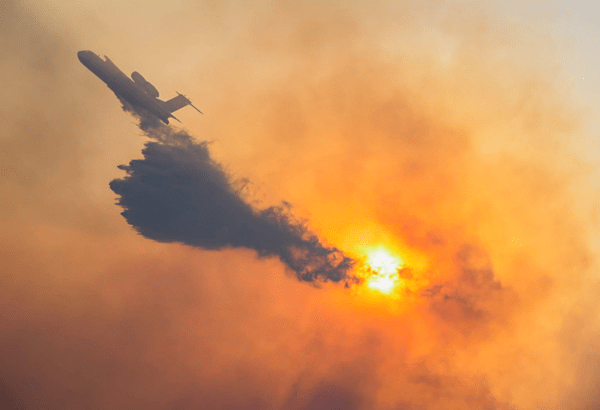 Φωτιές: Ο πιλότος του Beriev Β-200 επιχειρούσε ενώ καιγόταν το σπίτι του στη Βαρυμπόμπη 