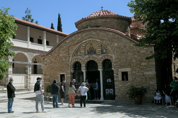 Ξεκινούν οι εμβολιασμοί έξω από εκκλησίες 