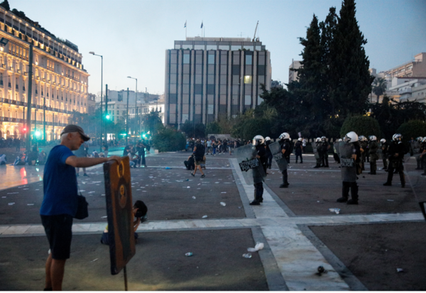 Επεισόδια στο Σύνταγμα στη συγκέντρωση κατά του υποχρεωτικού εμβολιασμού