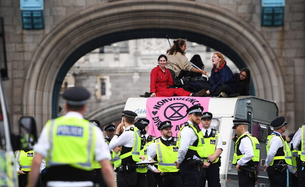 Λονδίνο: Ακτιβιστές της Extinction Rebellion απέκλεισαν την Tower Bridge