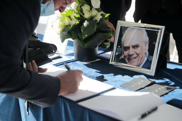Κηδεία Άκη Τσοχατζόπουλου: Συγγενείς και φίλοι είπαν το τελευταίο αντίο - Φωτογραφίες